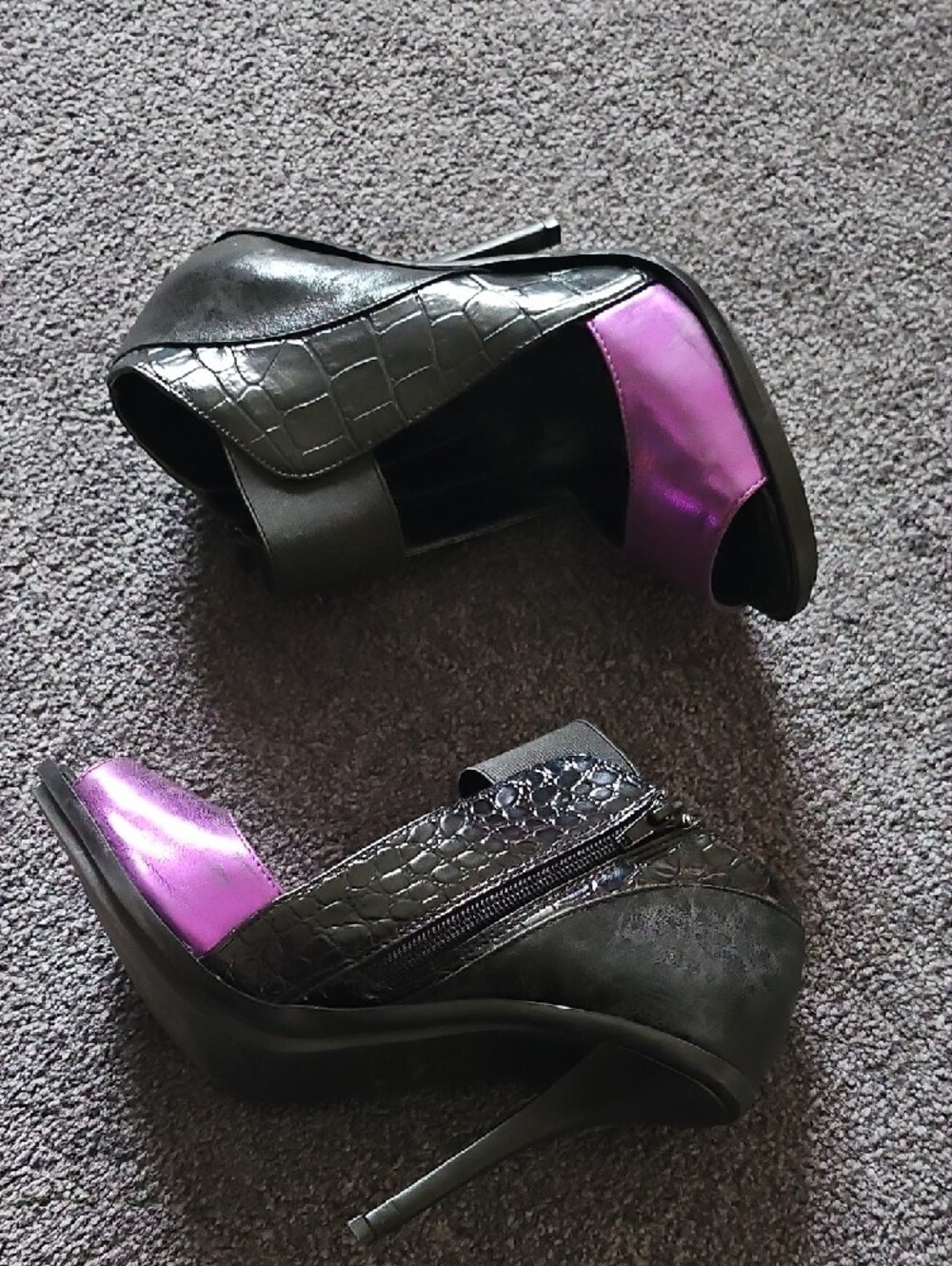 Open-Toe Heels in Black and Metallic Purple